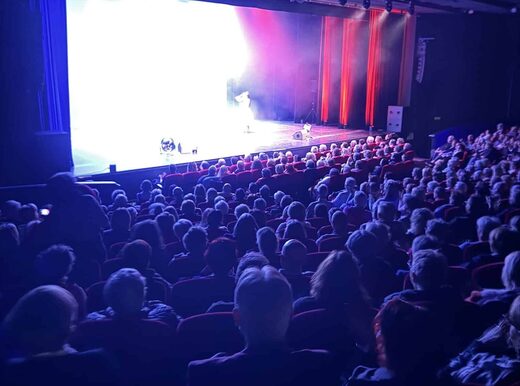 &#x1F3AD;&#x20;Th&#x00E9;&#x00E2;tre&#x20;de&#x20;Grasse&#x20;complet&#x2026;&#x20;et&#x20;une&#x20;standing&#x20;ovation.